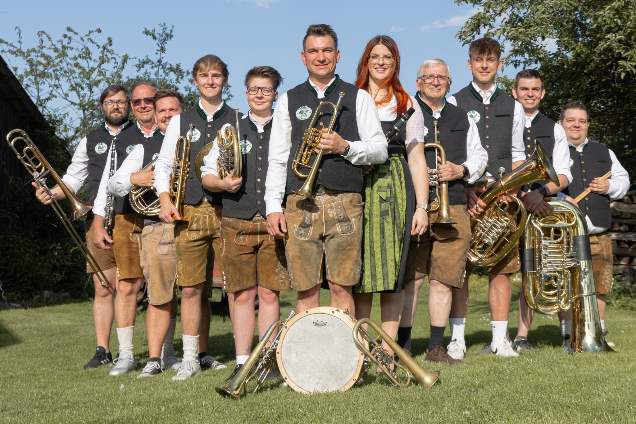Die elf Mitglieder der Bergi Böhmischen mit ihren Instrumenten
